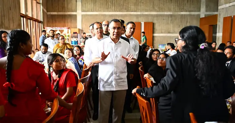 মধ্যাহ্নভোজে অংশ নেয়া শিক্ষার্থীদের সঙ্গে প্রধানমন্ত্রী